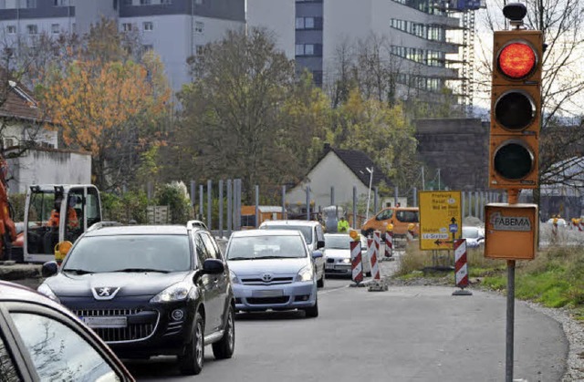 Wieder einmal  auf Rot stehen die Ampe...sarbeiten am Kreisel Dammstrae aus .   | Foto: Manuel Fritsch