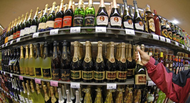 Nicht immer einfach: Welcher Alkohol d...b 16, welcher ab 18 abgegeben werden?   | Foto: dpa