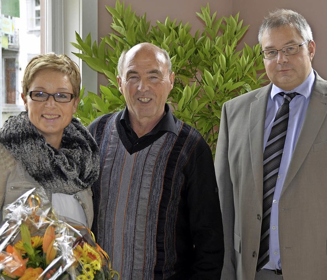 Blumen fr die Gattin Monika Brombach ...h hatte Brgermeister Alexander Guhl.   | Foto: Nino Betz