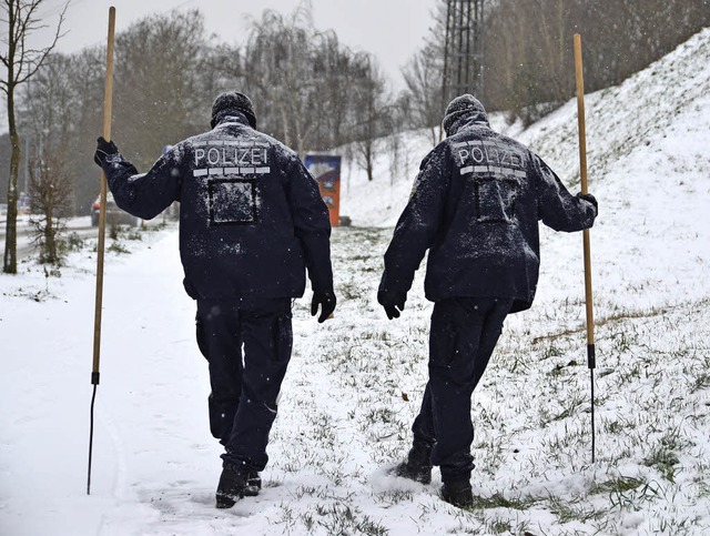 Die Spurensuche direkt nach der Tat  w...iv weiterhin einem Stochern im Schnee.  | Foto: Julia Jacob