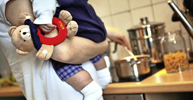 Sie sind da, wenn Mama daheim ausfllt: die Dorfhelferinnen  | Foto: DPA