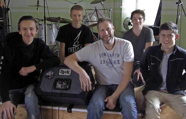 Hatten viel Spa beim Musikmachen: Jug...nehmer des  Band-Workshops in Staufen.  | Foto: privat