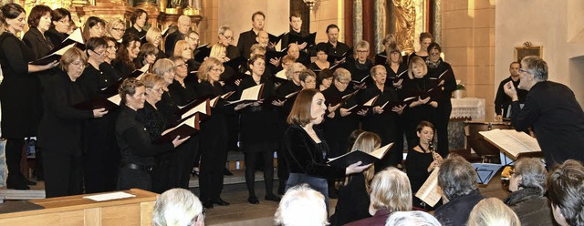 Der Chor der Pfarrgemeinde Mari Krnu...ert mit Dirigent Klaus Simon am Pult.   | Foto: Volker Rothfuss