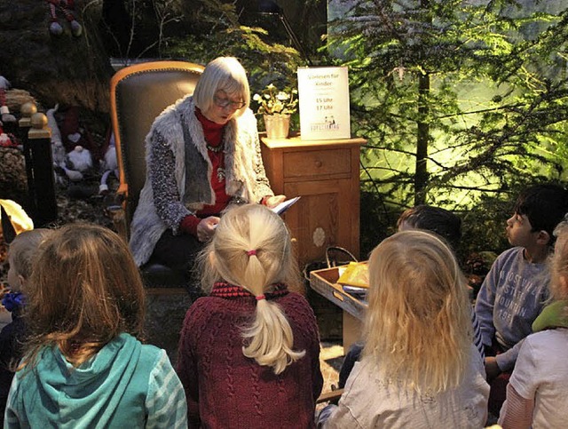 Rosemarie Danner liest Kindergartenkindern vor.   | Foto: Privat