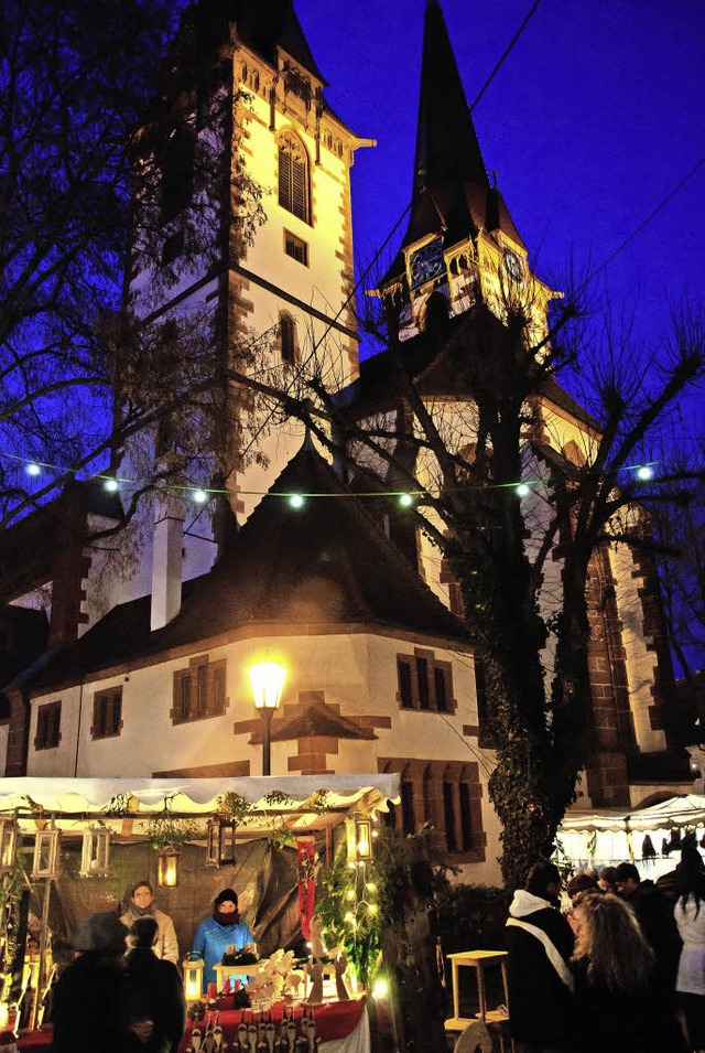 Weihnachtsstimmung auf dem Kenzinger Kirchplatz.  | Foto: K. Schughart