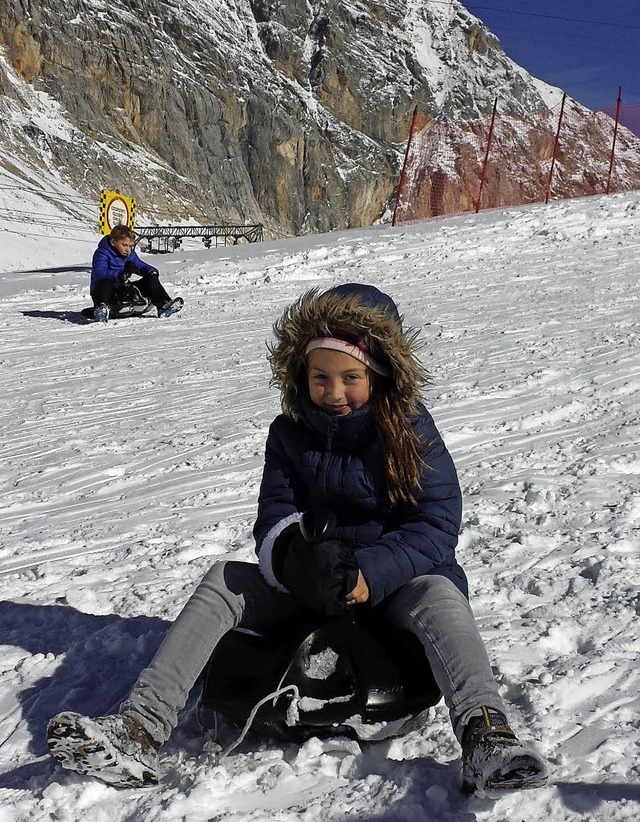 Leonie beim Schlittenfahren auf der Zugspitze   | Foto: Ewald Rsch