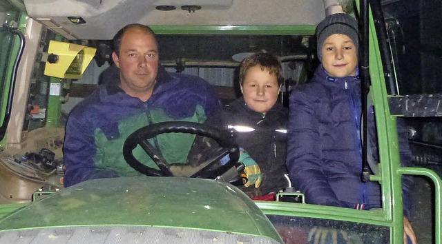 Holger Meyer fhrt mit seinem Sohn Phi...eon Bauer eine Runde auf dem Traktor.   | Foto: Privat