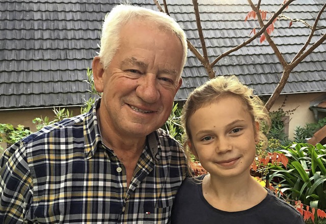 Gerhard Staiblin mit seiner Enkelin Amelie Gro   | Foto: Privat