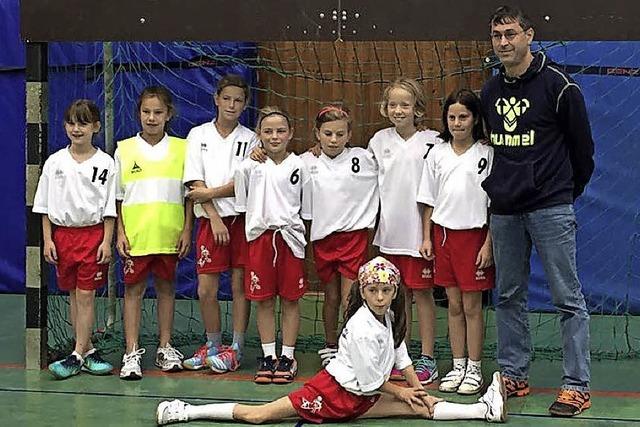 Handballmdels spielen und kmpfen sich zu ihren ersten Siegen