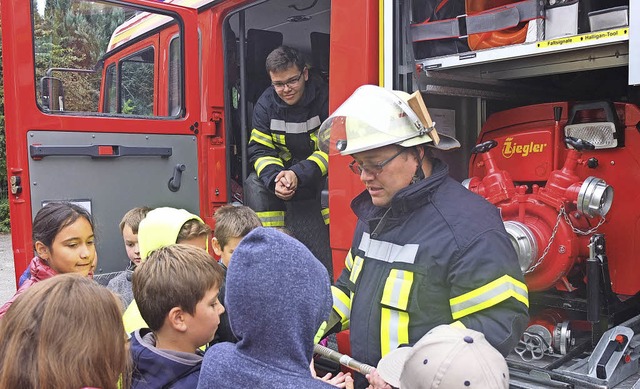 Jan und Andreas Muckenhirn zeigen den ...wichtige Gerte im Feuerwehrfahrzeug.   | Foto: Almut Weber-Kapp
