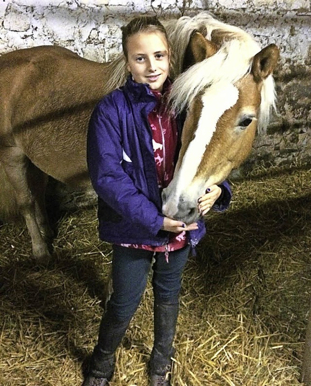 Anina Lttner mit Pony Schnapsi   | Foto: Privat