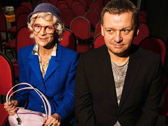 Schauspielerin Anke Siefken als Oma Re...Bergmann  und der Autor Torsten Rohde.  | Foto: dpa