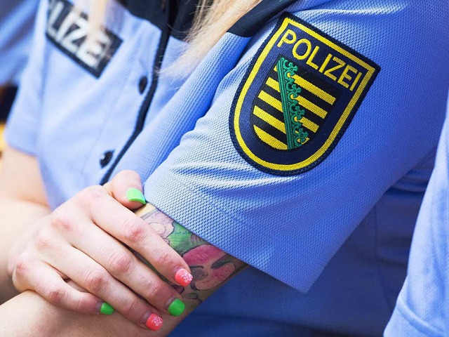 Polizistinnen drfen im Dienst auch Silikon tragen.  | Foto: dpa