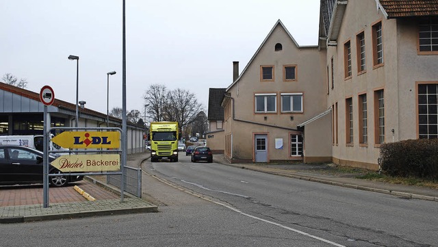 An der L 114 alt zwischen Emmendingen ...Parkplatz soll aber anfahrbar bleiben.  | Foto: Sylvia-Karina Jahn