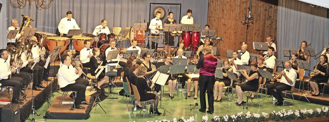 Passend zum Programm tauschten die Mus...d Musiker die Tracht gegen Abendrobe.   | Foto: Birgit Rde