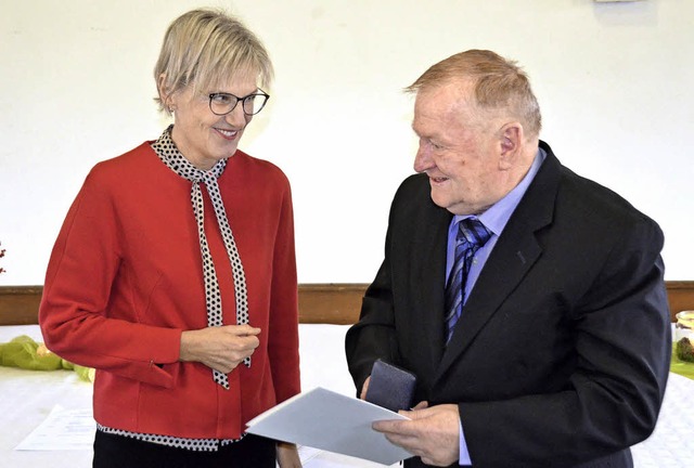 Landrtin Strr-Ritter berreicht Berthold Meister die Stauffermedaille.   | Foto: Martin Wunderle