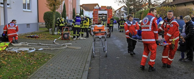 Feuerwehr, Deutsches Rotes Kreuz und Wasserwacht waren gemeinsam im Einsatz.   | Foto: Sandra Decoux-Kone