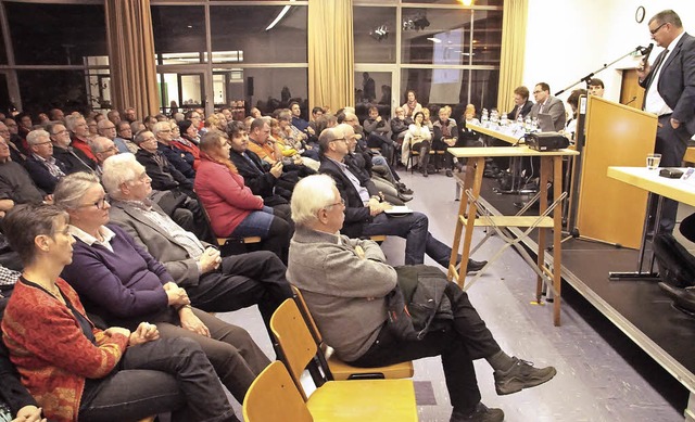 Kontrovers diskutierten Kenzinger Brg... Thema Neugestaltung der Hauptstrae.   | Foto: Ilona Hge
