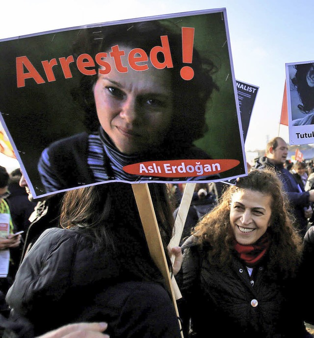 Demonstration in Kln gegen die Verhaftung  Asli Erdogans  | Foto: dpa