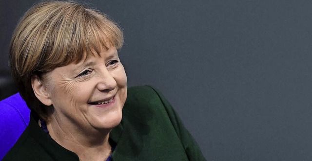 Ein Lcheln zeigt Angela Merkel auf ih...g. Spter schritt sie ans Rednerpult.   | Foto: AFP