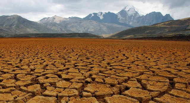 Schon vor einigen Jahren waren die Wasser-Reservoirs in Bolivien ausgetrocknet.  | Foto: dpa