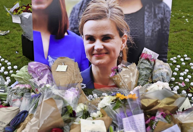 Nach dem Mord trauern Briten mit Blumen um die ermordete Jo Cox.   | Foto: AFP