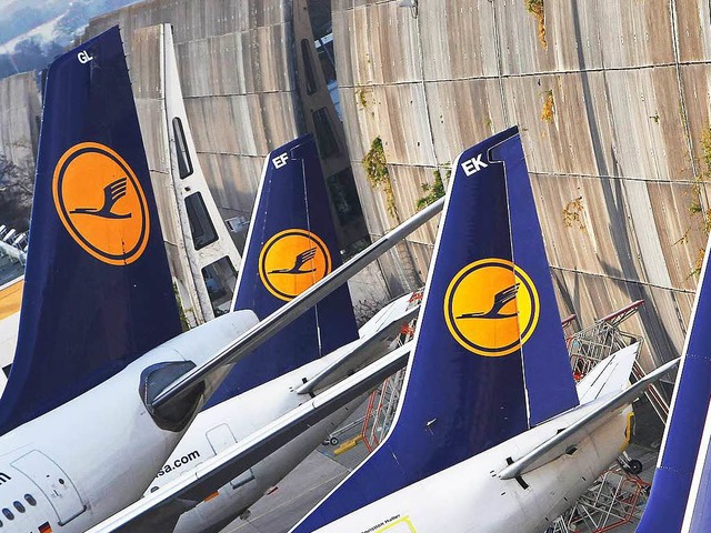 Am Boden: Lufthansa-Flugzeuge am Frankfurter Flughafen   | Foto: DPA