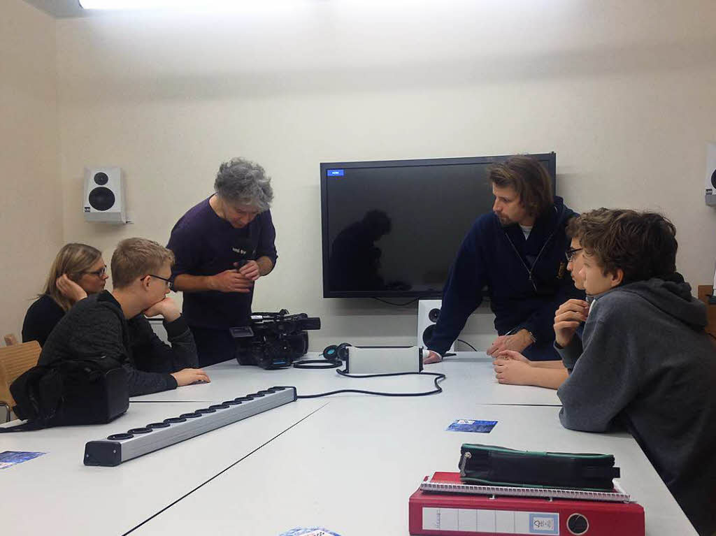 Einfhrung in die Technik: Andreas Nagel (3. von links), Redaktionsleiter uniCROSS, erklrt dem Schler-Team TV, wie die Kamera zu handlen ist. 