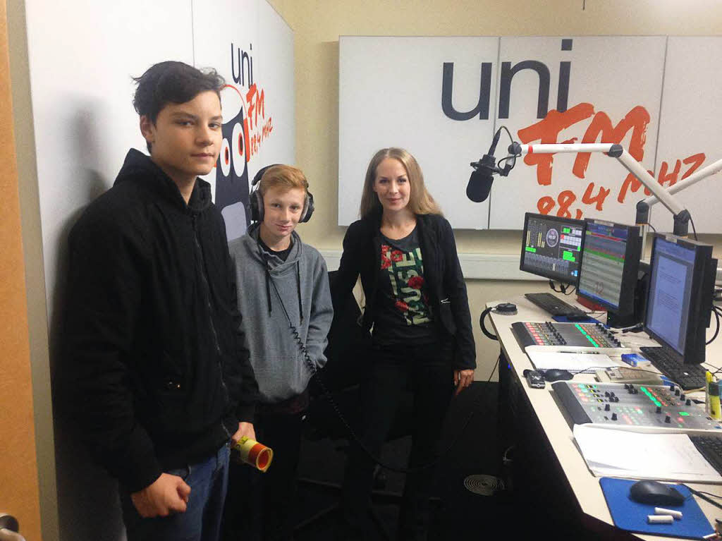 Ragna Plaehn, Sendeleiterin des Uni-Radios, zeigt  den Schlern das Studio.