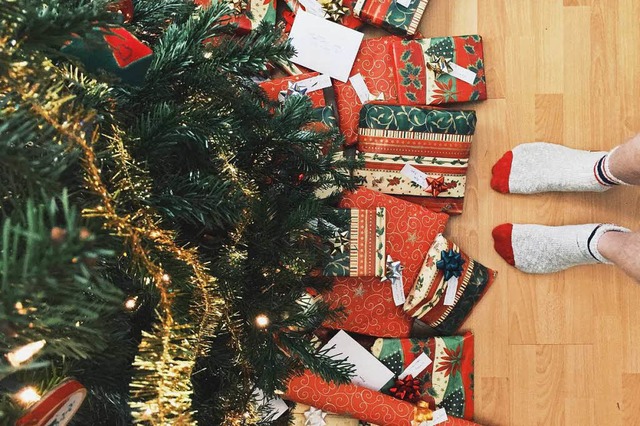 Geschenke sind an Weihnachten nicht al...ch. Aber Auspacken ist trotzdem schn!  | Foto: Andrew Neel (Unsplash.com)
