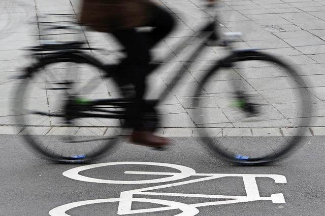 Radfahrer kollidiert in Lrrach mit Auto und muss ins Krankenhaus