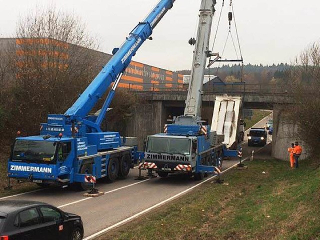 Zwei Krne mussten den Lkw bergen.  | Foto: Polizei