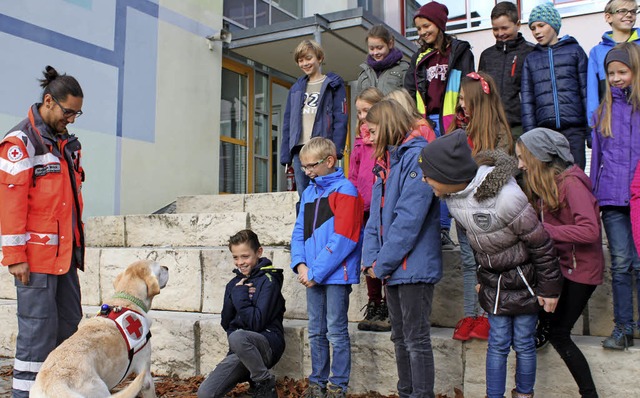 Bember bellt ganz schn laut im Einsat...ion vor Fnftklsslern der Realschule.  | Foto: Martha Weishaar