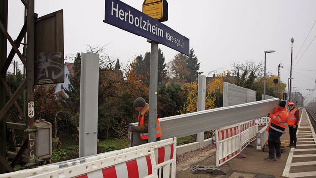 Ingenieur Jens Rohne (rechts) berwach...au der Lrmschutzwand in Herbolzheim.   | Foto: Michael Haberer