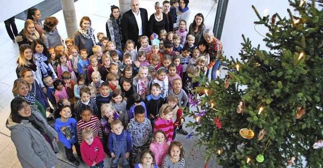 So viele Kinder sind selten im Rathaus...hmuck fr den Weihnachtsbaum im Foyer!  | Foto: Sylvia-Karina Jahn