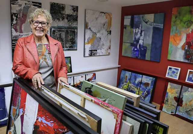 Die Knstlerin mit ihrer Kunst: Susanne Lenz in ihrem Atelier in Sulz.   | Foto: Christoph Breithaupt