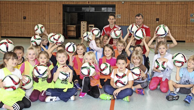 Fuballspa mti dem DFB-Mobil hatten a...ht. Unser Foto zeigt die Erstklssler.  | Foto: Eva Korinth