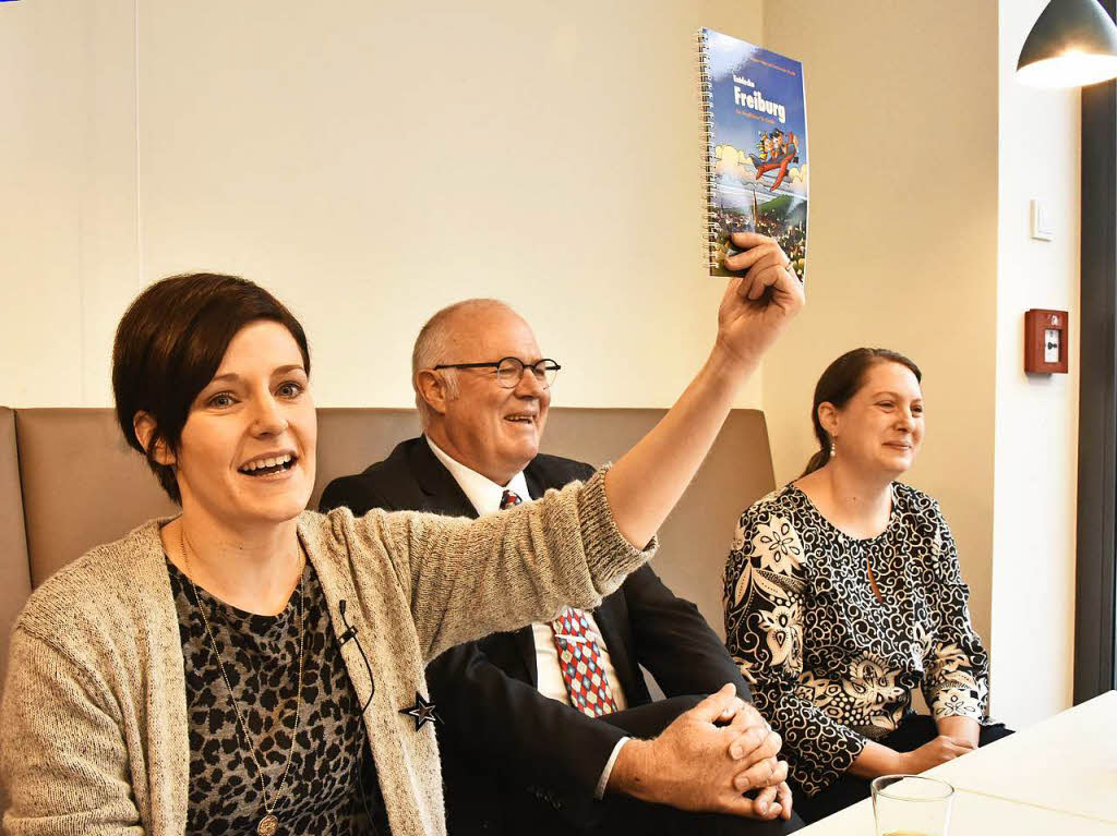 Autorin und BZ-Redakteurin Yvonne Weik zeigt den neuen Kinderstadtfhrer der BZ.