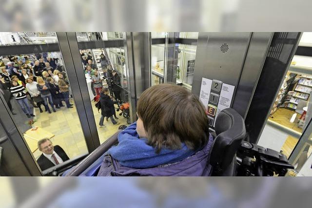 Neuer Aufzug in der Stadtbibliothek eingeweiht