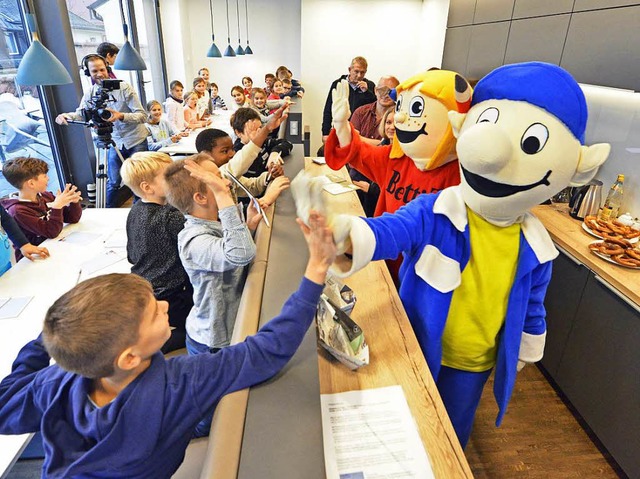 Hallo, B. Zetti! Die Kinder begren die Maskottchen wie Stars.  | Foto: Michael Bamberger