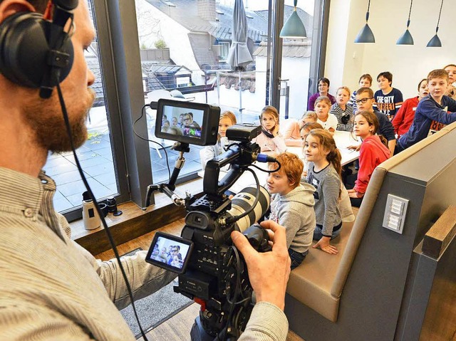 Kamera luft: BZ-VJ Falko Wehr bei der Kinder-Pressekonferenz.  | Foto: Michael Bamberger