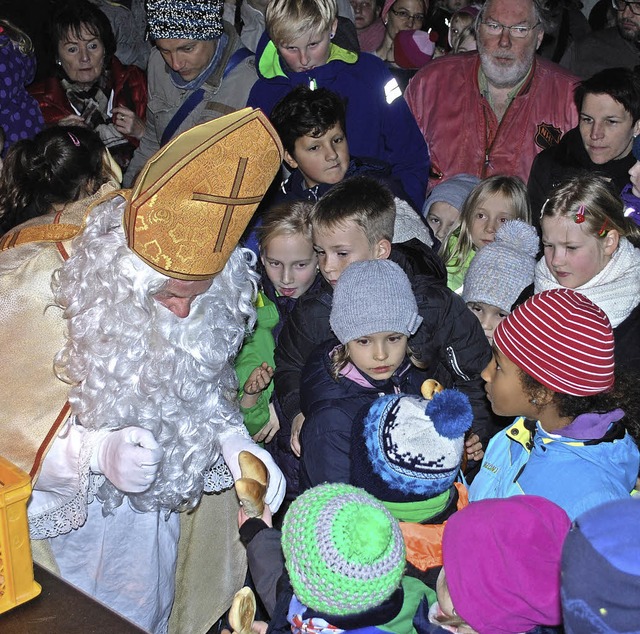 Der Nikolaus hatte viel zu tun bei der...s. Die Weckmnner waren hei begehrt.   | Foto: Sylvia-Karina Jahn