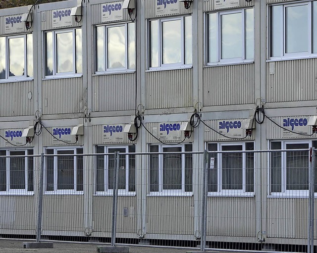 113 Menschen leben derzeit im Containerdorf am Flugplatz.  | Foto: Seller