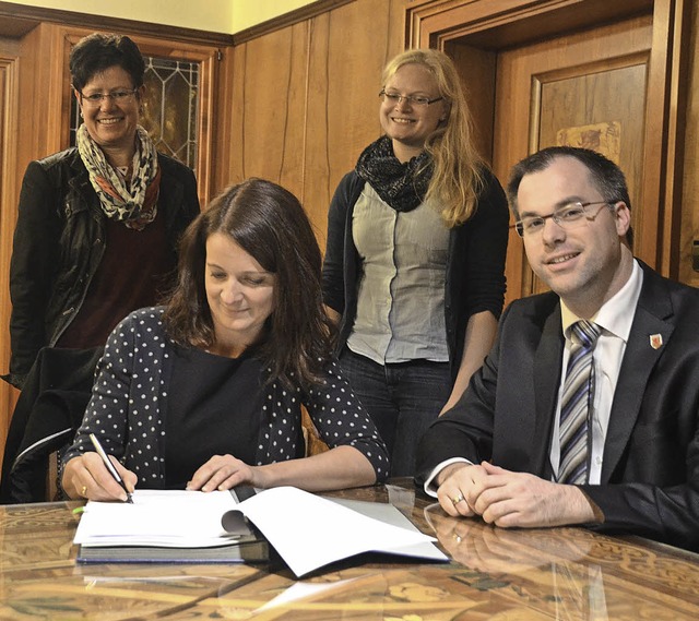 Besiegelt: Patrizia Scianna unterschri...nciak von der Stadtverwaltung darber.  | Foto: Winfried Dietsche