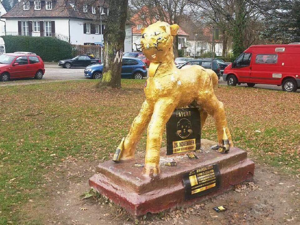 Irgendjemand hat dem Holbeinpferd zum ...t wohl eine Champagnerdusche verpasst.  | Foto: Fatcat/Facebook