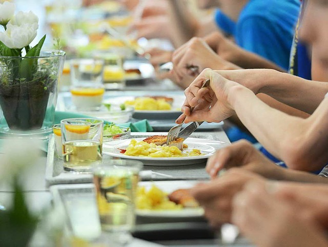Wichtig fr Ganztagsschulen: Eine Mens...em, mglichst gnstigem Essen.gesundem  | Foto: DPA