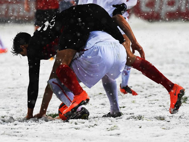 SC-Fans erinnern sich gerne an das spe...am 7. Mrz 2016 im Schwarzwaldstadion.  | Foto: dpa