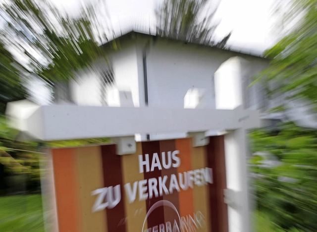 Niedrige Zinsen fhren zu steigender Nachfrage nach Immobilien.   | Foto: Tobias Hase (dpa)