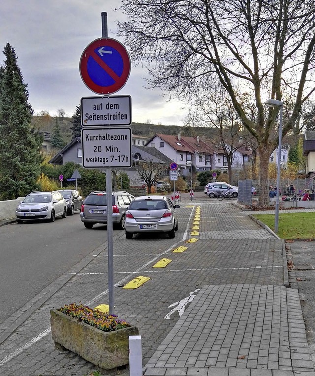 Verkehrsregelung vor der Grundschule a...22;Stozeiten&#8220; vor der Schule.    | Foto: Wendel