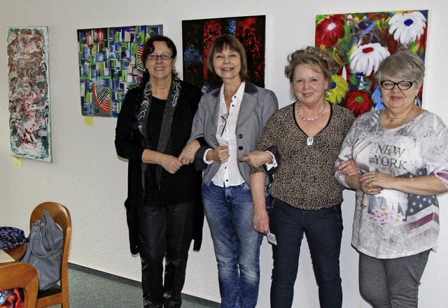 Die Knstlerinnen Angelika Hetterich, ...Wohnanlage in Riegel ihre Bilder aus.   | Foto: Helmut Hassler